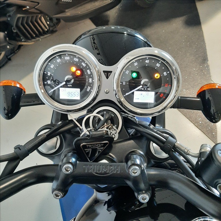 TRIUMPH Bonneville 900 T100 Black