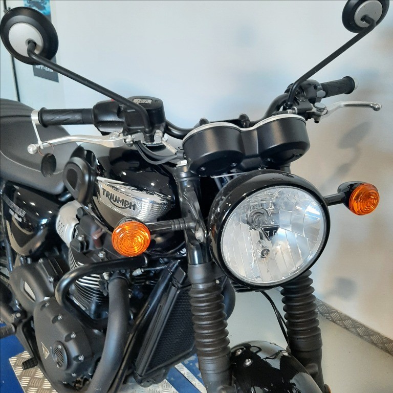TRIUMPH Bonneville 900 T100 Black