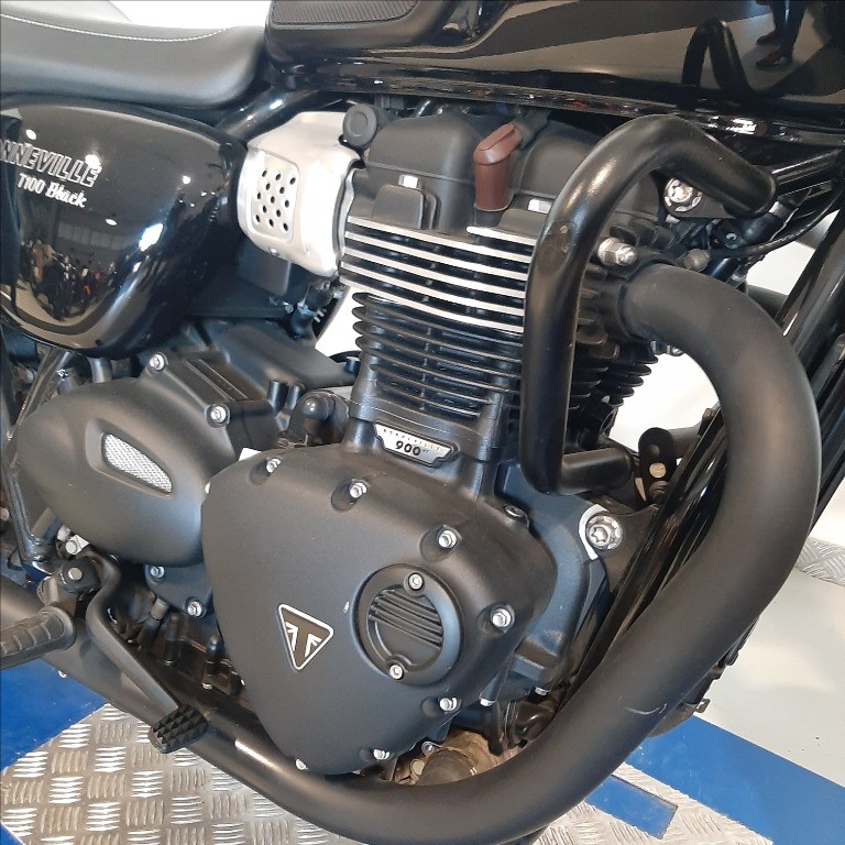 TRIUMPH Bonneville 900 T100 Black