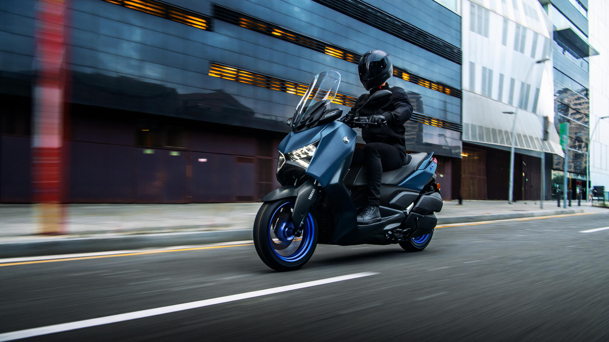 2023 Yamaha XMAX300 EU Icon Blue Action 001 03